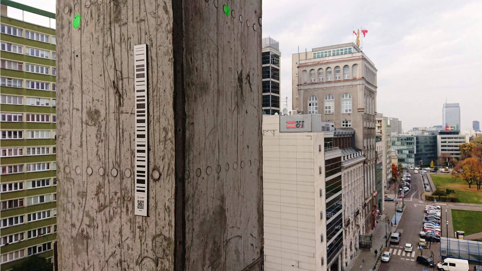  Central Point, monitoring automatyczny – widok na pryzmat pomiarowy oraz budynek Pasty